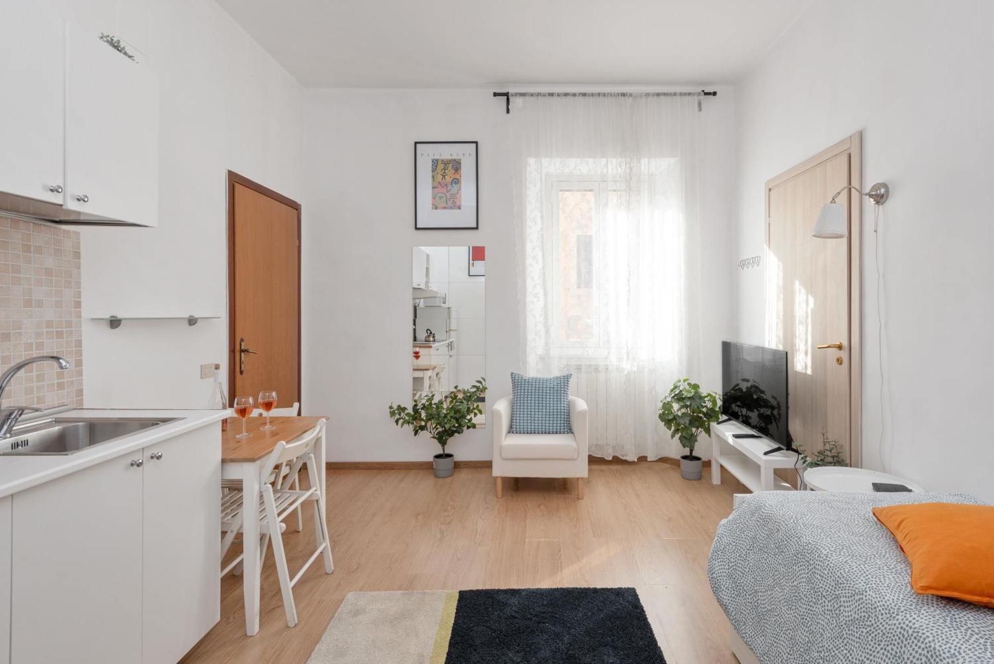 Central Little Basic Apartment Rome Exterior photo